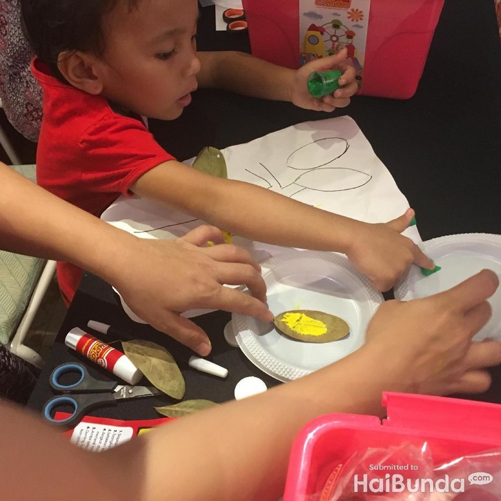 <p>Bunda dan si kecil lagi bikin prakarya berupa pohon abjad nih, Bun. Jadi, Bunda perlu menggambar batang pohon dan ranting di kertas. Kemudian, tuang cat akrilik atau cat air di wadah dan tempelkan daun kering ke cat.</p>