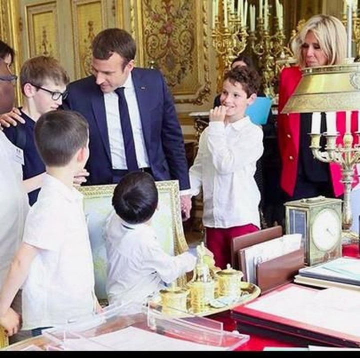 <p> Emmanuel bertekad agar masyarakatnya mengubah pandangannya tentang autisme. Anak-anak autisme pun diundang ke ruang kerjanya. (Foto: Instagram @emmanuelmacron).<br /><br /></p>