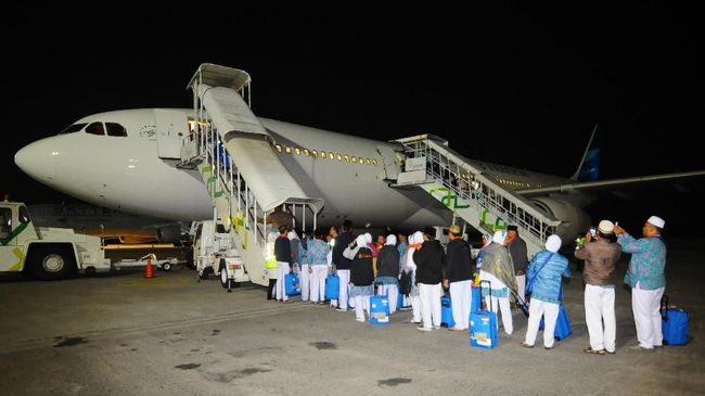 AP I Akan Buka Penerbangan China-Solo di Bandara Adi Soemarmo Angkasa Pura I akan membuka penerbangan rute China-Solo di Bandara Adi Soemarmo.