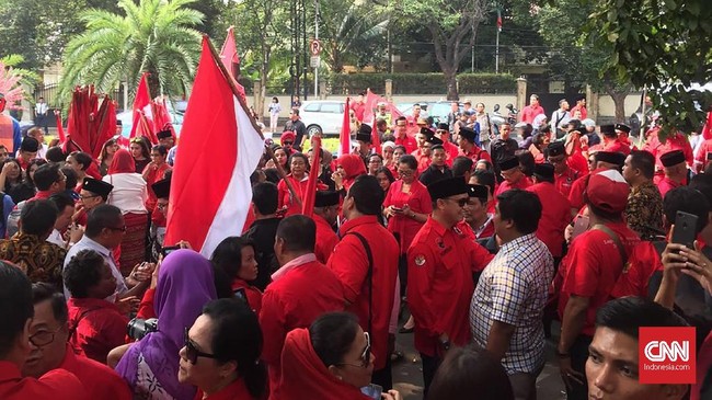 Mayoritas pemilih PDIP tidak menyukai Reuni 212, sementara mayoritas pemilih partai lain seperti pemilih Gerindra, PKS, Golkar, hingga PPP menyukai Reuni 212.