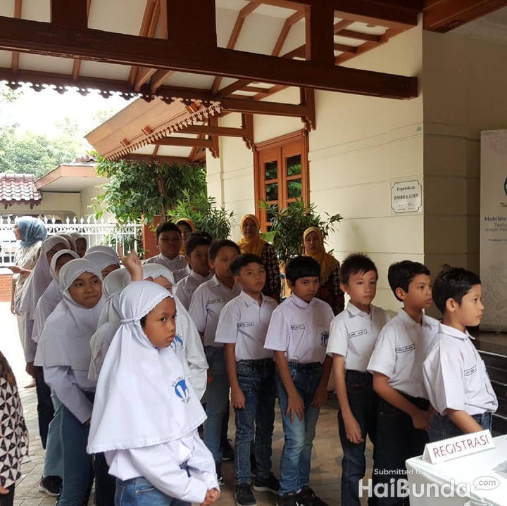 <p>Murid-murid dari sekolah Al Azhar ini diberi kesempatan untuk berkunjung dan berkeliling di perpustakaan milik BJ Habibie yang diberi nama Perpustakaan Habibie & Ainun.  </p>