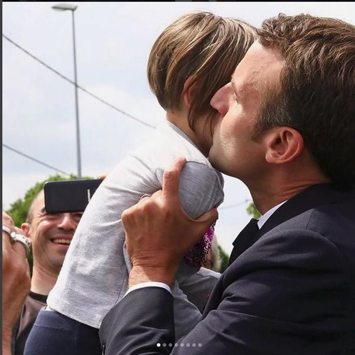 <p>Emmanuel memeluk seorang anak, katanya sih ke mana pun pergi, dia akan meluangkan waktu untuk mendengarkan, menjawab, dan menanyakan warganya, termasuk anak-anak. Bikin melting ya, Bun. (Foto: Instagram @emmanuelmacron).<br /><br /></p>