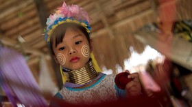FOTO: Para Gadis Berleher Panjang dari Kayan