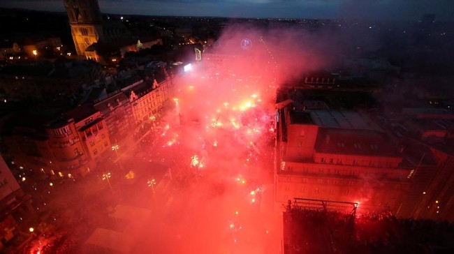 Timnas Kroasia tetap disambut bak pahlawan oleh 12 persen penduduk negara tersebut saat tiba di Zagreb meski kalah dari Prancis di final Piala Dunia 2018.
