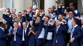 FOTO: Timnas Prancis Berpesta di Paris Usai Piala Dunia 2018 Timnas Prancis berpesta bersama lebih dari 300 ribu suporter di Paris usai merebut gelar Piala Dunia 2018.