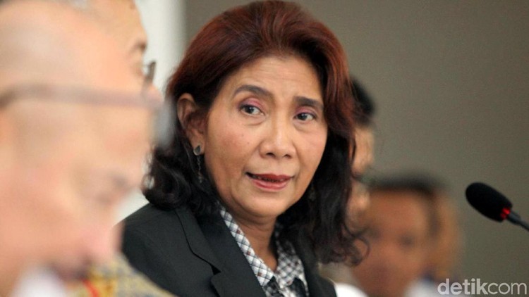 Menteri Kelautan dan Perikanan Susi Pudjiastuti memberikan penjelasan terkait kebakaran di Pelabuhan Benoa. Api muncul karena hubungan arus pendek.