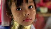 FOTO: Para Gadis Berleher Panjang dari Kayan Suku Kayan di Thailand masih mempertahankan budaya mereka mengenakan cincin perunggu di leher agar jenjang, karena itu simbol kecantikan.