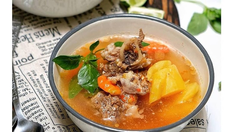 Coba resep asam-asam iga berikut ini yuk Bunda! Kuah yang segar dan iga yang gurih, dijamin bikin ketagihan! Cek resepnya berikut ini ya.
