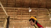 FOTO: Para Gadis Berleher Panjang dari Kayan Suku Kayan di Thailand masih mempertahankan budaya mereka mengenakan cincin perunggu di leher agar jenjang, karena itu simbol kecantikan.