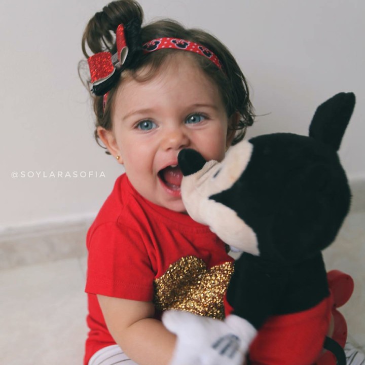 <p>Happy-nya Sofia saat main bareng boneka kesayangannya. (Foto: Instagram/soylarasofia)</p>