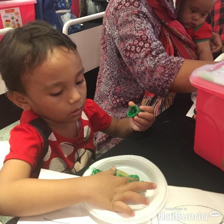 <p>Anak juga boleh berkreasi dalam menghias pohon abjad ini.  </p>