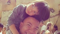 <p>Wah, rupanya Shakira hobi digendong di pundak Ayah Jerry nih. (Foto: Instagram/ @jerryaurum)  </p>