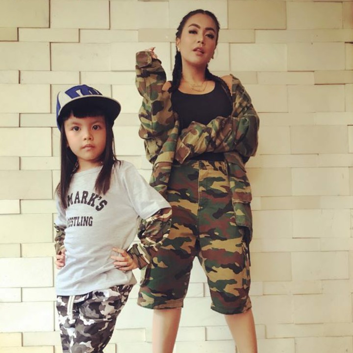 <p>Jangan salah, kecil-kecil Shakira udah jago bergaya lho. (Foto: Instagram/denada)</p>
