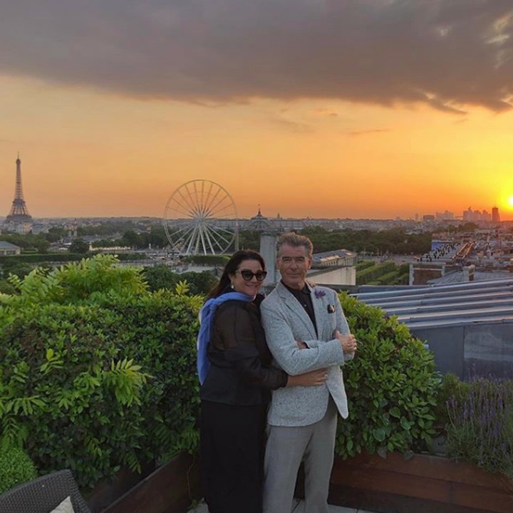 <p>Aktor kawakan Pierce Brosnan kini sudah memasuki usia pernikahan yang ke-17 bersama istrinya, Keely Shaye Smith. Sebelumnya Pierce sudah menikah dengan Cassandra Harris, namun Cassandra sakit parah dan meninggal. (Foto: Instagram @piercebrosnanofficial)</p>