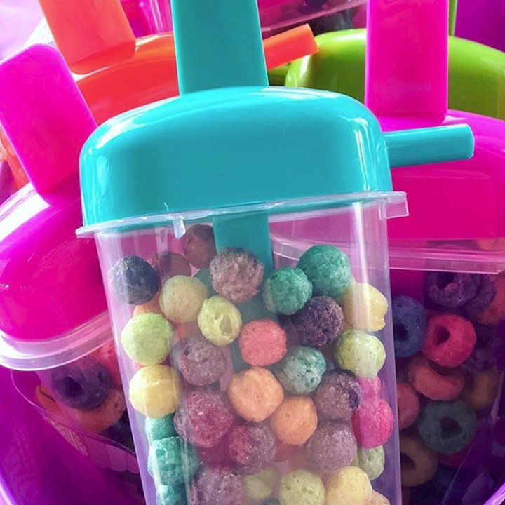 <p>Bingung memilih camilan untuk ulang tahun anak? Sereal yang ditaruh di wadah es loli ini bisa jadi pilihan. Jadi ada cara baru makan sereal nih. He-he-he. (Foto: Instagram @paperpartydesignink)</p>