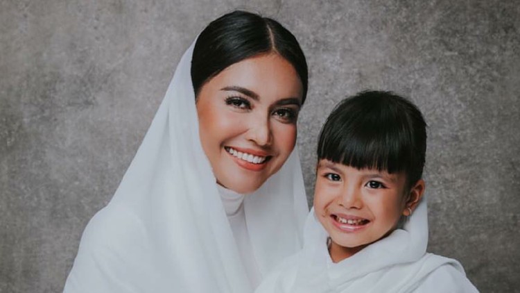 Cerita Haru Anak Denada, Minta Pakai Hijab Sebelum Kemoterapi