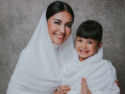Cerita Haru Anak Denada, Minta Pakai Hijab Sebelum Kemoterapi
