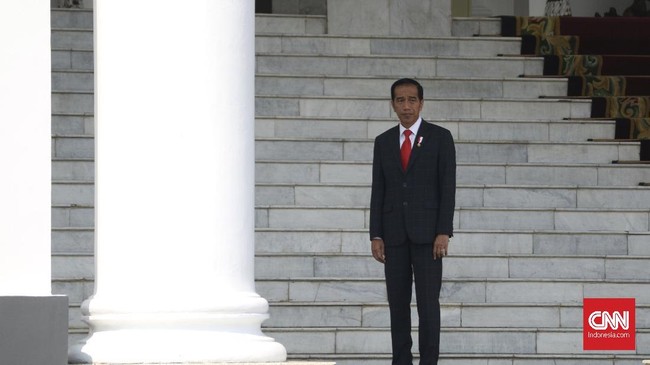 Jokowi mengenyam pendidikan di UGM tahun 1980. Ia lulus dan menjadi pengusaha sebelum akhirnya terjun ke dunia politik bersama PDIP.