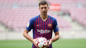 Gabung Barcelona, Lenglet Lega Tak Harus Lawan Messi