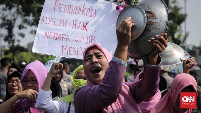 Rombongan emak-emak pendukung Prabowo-Sandiaga Uno, Barisan Emak-emak Militan (BEM), akan menggelar demonstrasi di depan kantor KPU, Senin (3/9) pagi.