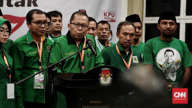 Partai Persatuan Pembangunan (PPP) dan Partai Amanat Nasional (PAN) membuat jadwal yang sama saat mendatangi KPU, yakni selepas Salat Jumat.