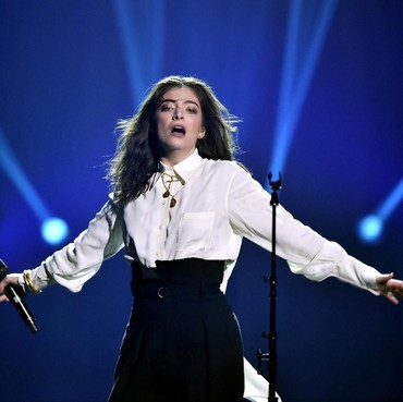 Lirik Lagu Stoned at the Nail Salon - Lorde