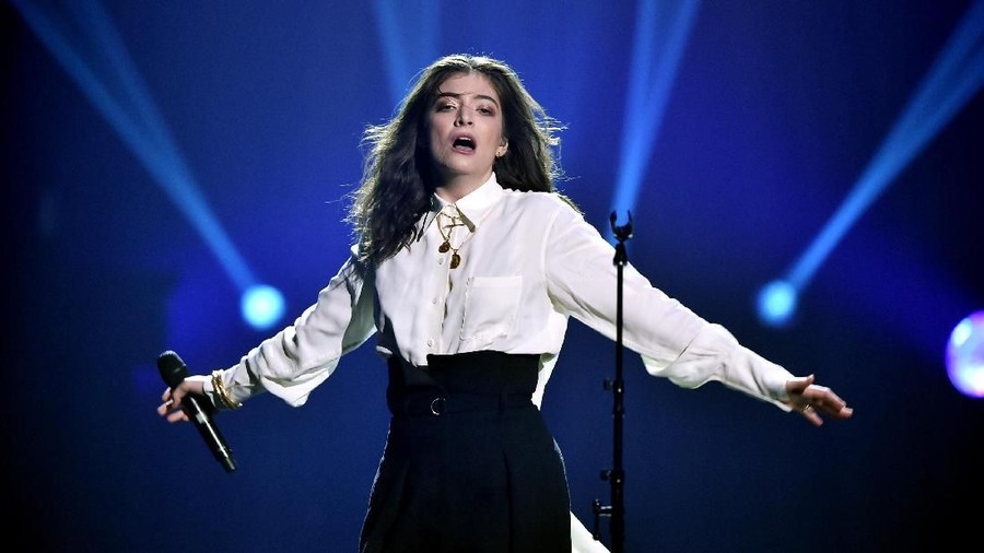 Lorde NEW YORK, NY - JANUARY 26: Recording artist Lorde performs onstage during MusiCares Person of the Year honoring Fleetwood Mac at Radio City Music Hall on January 26, 2018 in New York City. (Photo by Steven Ferdman/Getty Images)