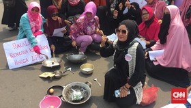 Harga Sembako Naik, Barisan Emak-Emak Militan Demo Jokowi