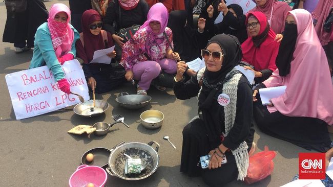 Sejumlah perempuan yang tergabung dalam Barisan Emak-Emak Militan (BE2M) Indonesia berunjuk rasa meminta Jokowi menurunkan harga Sembilan Bahan Pokok (sembako)