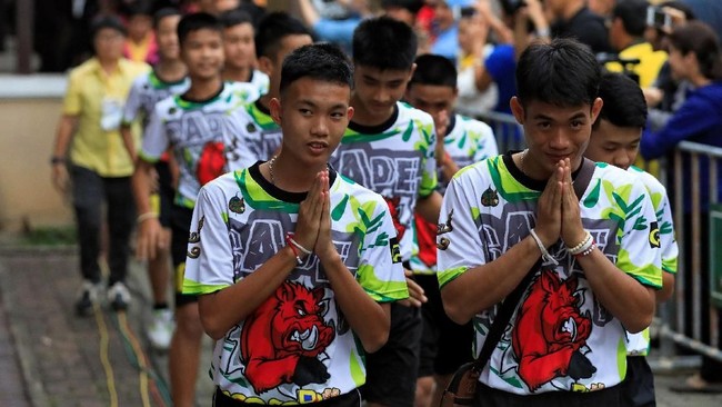 Sebelas dari 12 remaja Thailand yang sempat terjebak di gua menjalani kehidupan sebagai biksu untuk menghormati penyelamat mereka yang gugur.