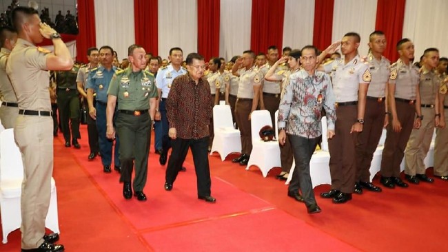 Di hadapan ratusan calon perwira remaja TNI/Polri, Jusuf Kalla mengatakan tak ada urgensi wajib militer di Indonesia, selain pelaksanaannya yang rumit.