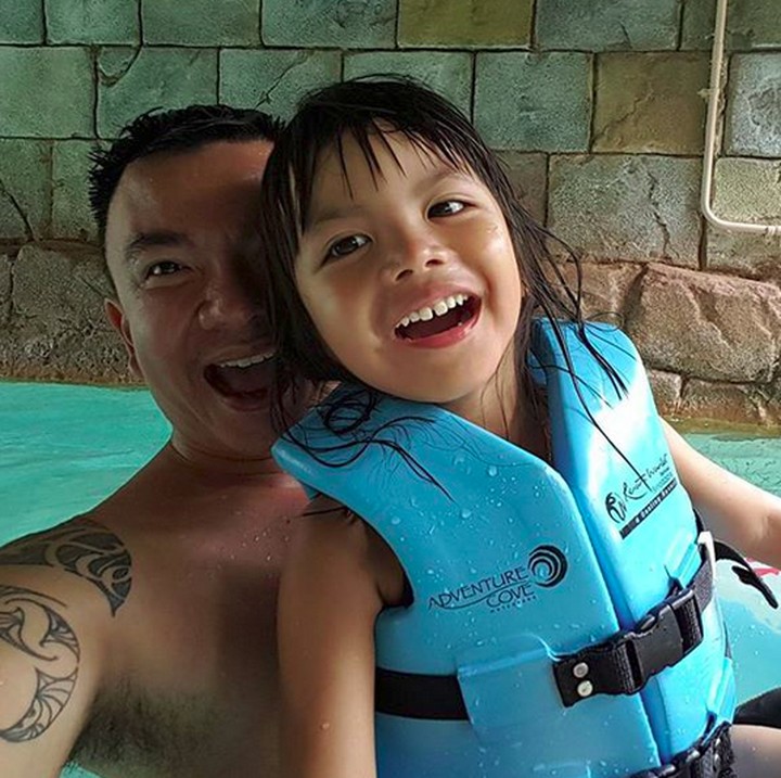 <p>Happy-nya Shakira berenang bareng ayah. (Foto: Instagram/ @jerryaurum)  </p>