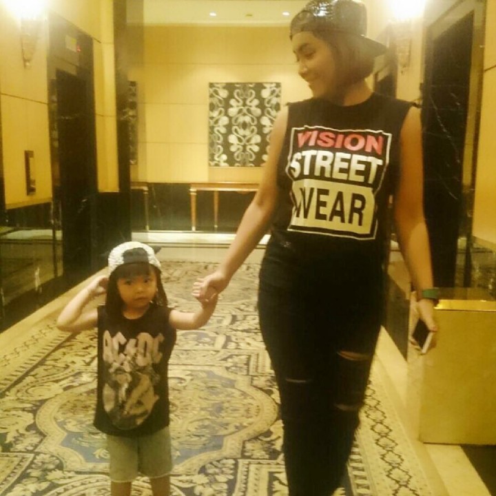 <p>Outfit kompakan sama Bunda? Siapa takut. (Foto: Instagram/denada)</p>
