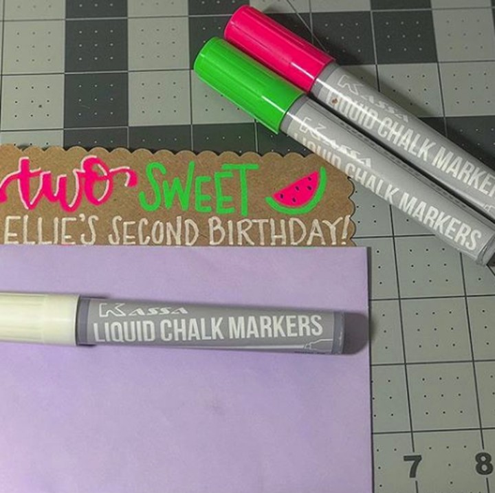 <p>Untuk menghemat budget, bikin undangan ulang tahun anak sendiri juga patut dicoba. (Foto: Instagram @craftingwithkelsey)</p>