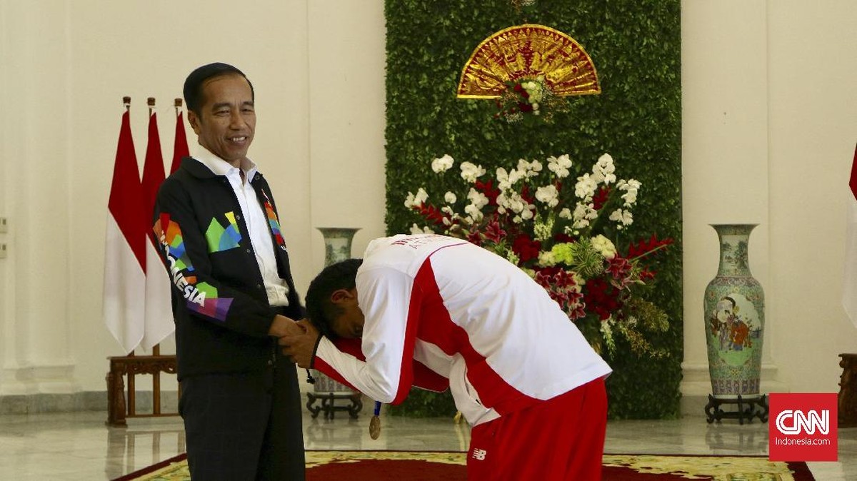 FOTO: Jokowi Berbincang Santai dengan Lalu Muhammad Zohri