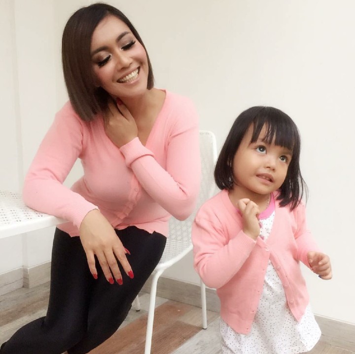 <p>Kira-kira Shakira lagi pose apa ya? (Foto: Instagram/denada)</p>