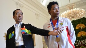 FOTO: Jokowi Berbincang Santai dengan Lalu Muhammad Zohri