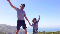<p>Yuk, Nak, melompat lebih tinggi bersama ayah. (Foto: Instagram/ @jerryaurum)  </p>