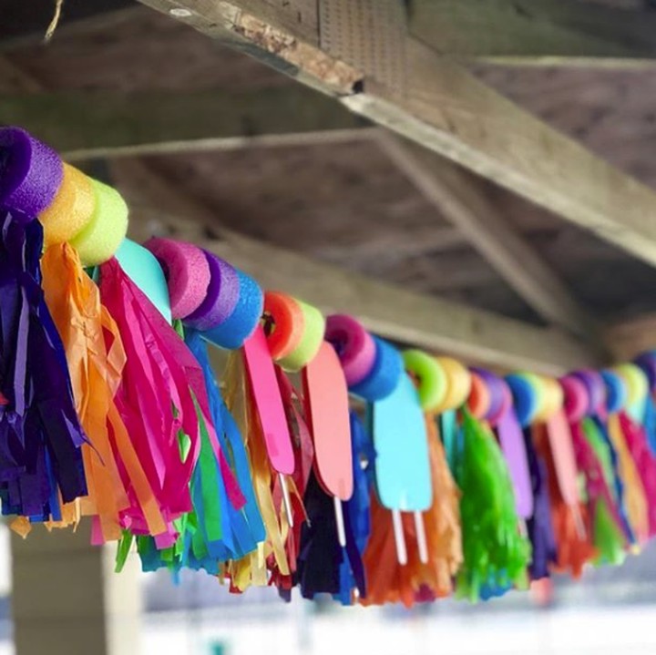 <p>Kalau bunting flag kurang heboh, Bunda bisa pakai pita warna-warni dari kertas krep untuk dekorasi nih. (Foto: Instagram @paperpartydesignink)</p>