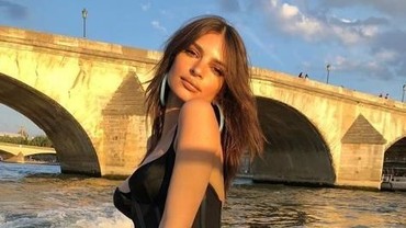 img-title Isolasi Diri, Model Inggris Emily Ratajkowski Bugil Saat Berjemur