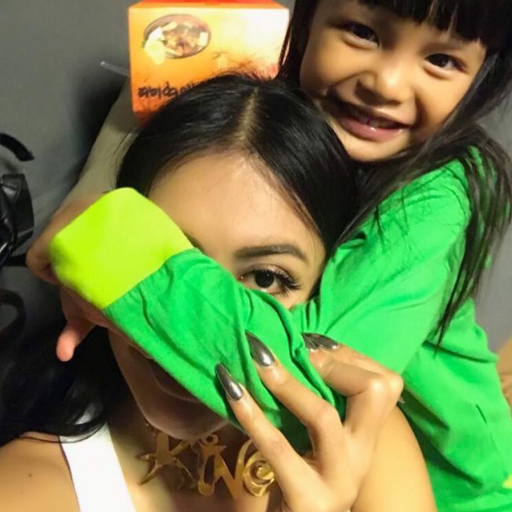 <p>Iseng banget ya Shakira ke Bunda Denada. Hi-hi. (Foto: Instagram/denada)</p>