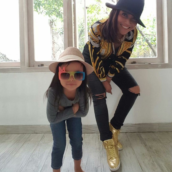 <p>Shakira kece abis ya, Bun? (Foto: Instagram/denada)</p>