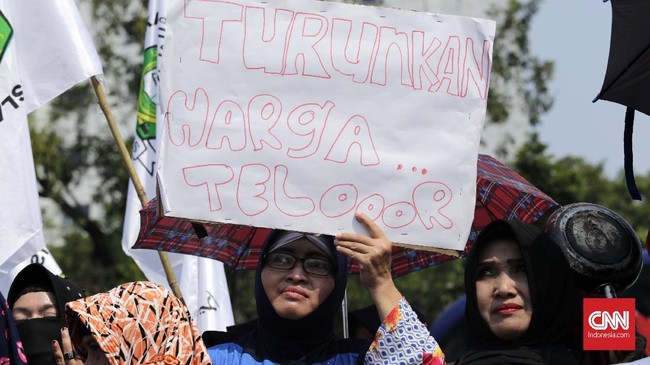 Hariman menyebut sebagian besar uang di pasar saham Indonesia milik investor asing. Mereka akan dengan cekatan menarik uang saat Rupiah makin tidak berharga.