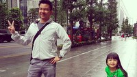 <p>Di foto ini, Shakira dan sang ayah kompak banget ya? (Foto: Instagram/ @jerryaurum)  </p>