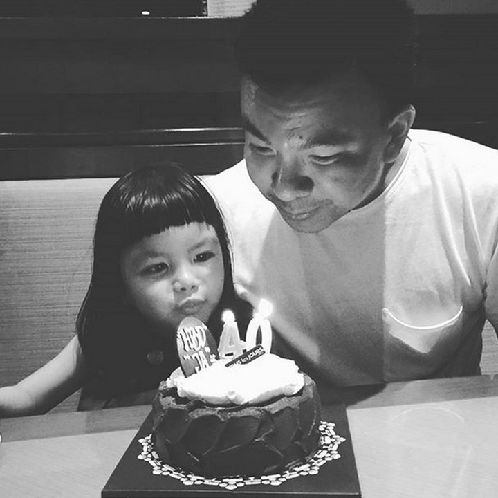 <p>Happy birthday ayah! Shakira nemenin tiup lilin ya. He-he-he. (Foto: Instagram/ @jerryaurum)  </p>