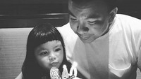 <p>Happy birthday ayah! Shakira nemenin tiup lilin ya. He-he-he. (Foto: Instagram/ @jerryaurum)  </p>