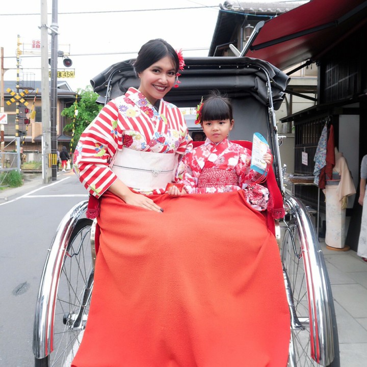 <p>Gimana penampilan Denada dan si kecil dengan kimono? Shakira mirip boneka Jepang deh, he-he-he. (Foto: Instagram/denada)</p>