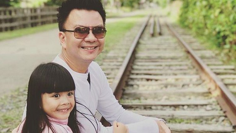Nggak perlu ditanya gimana perasaan orang tua saat anaknya sakit. Seorang ayah yang tegar pun bisa merasa terpuruk.