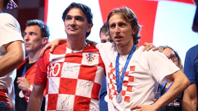 Zlatko Dalic mengaku lebih memilih tetap melatih timnas Kroasia meskipun sebenarnya bisa menangani raksasa Liga Spanyol Barcelona atau Brasil.