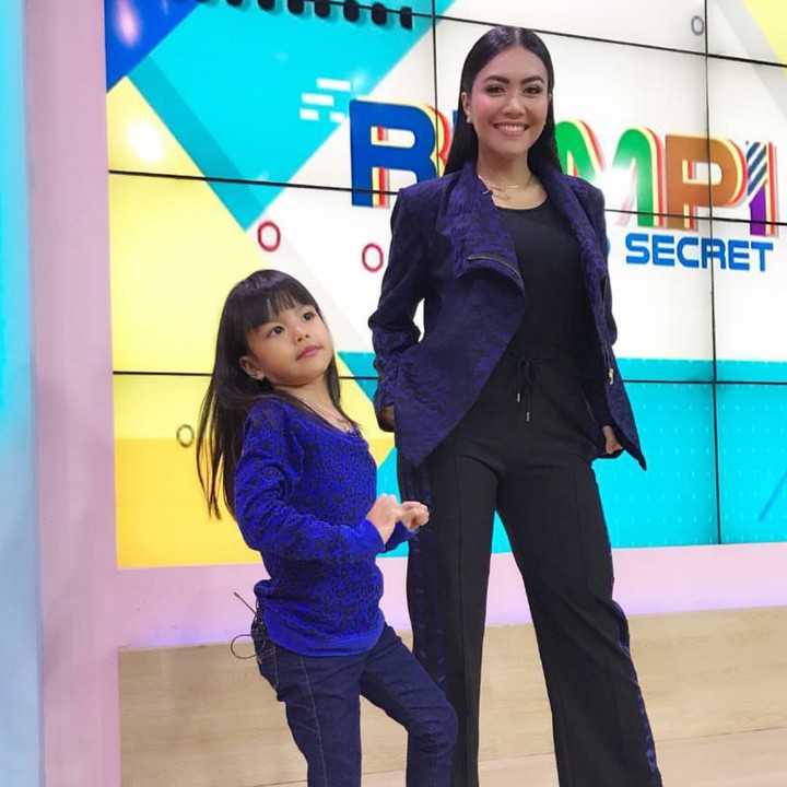 <p>Lihat tingkah gemasnya Shakira ketika difoto. Duh, ada yang nggak mau kalah kece nih dari bundanya. Hi-hi. (Foto: Instagram/denada)</p>
